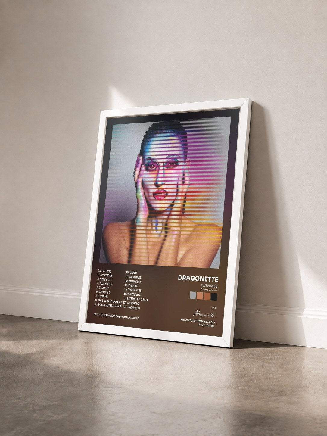 #blanc Tableau de l'album Twennies (Deluxe Version) de Dragonette vu de trois quarts, cadre blanc
