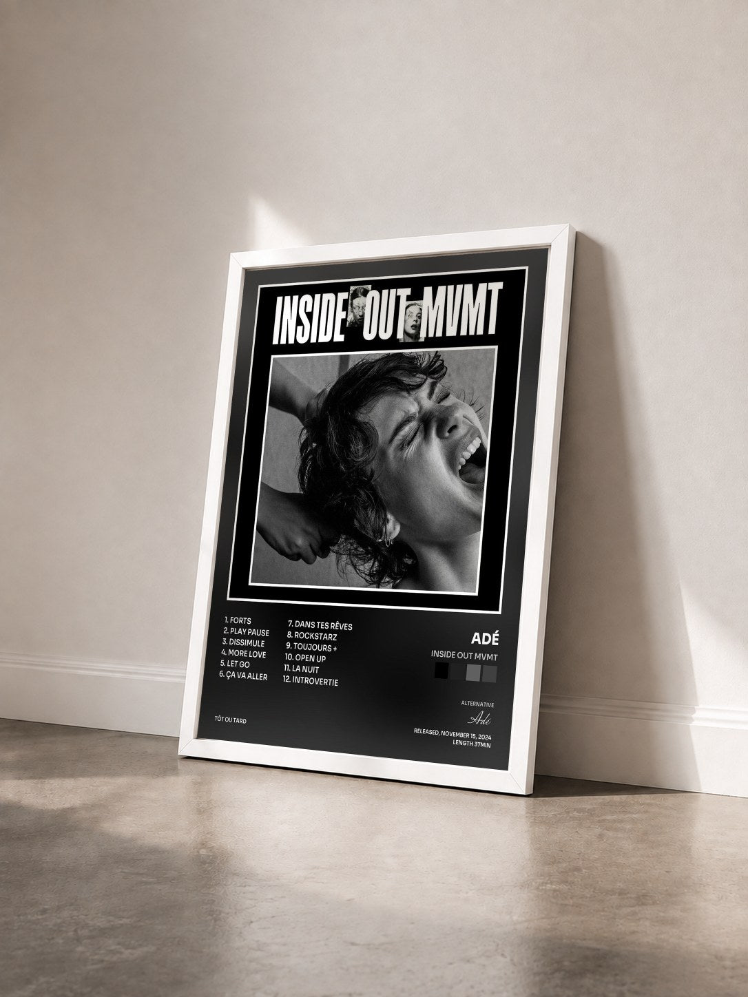 #blanc Tableau de l'album INSIDE OUT MVMT de Adé vu de trois quarts, cadre blanc