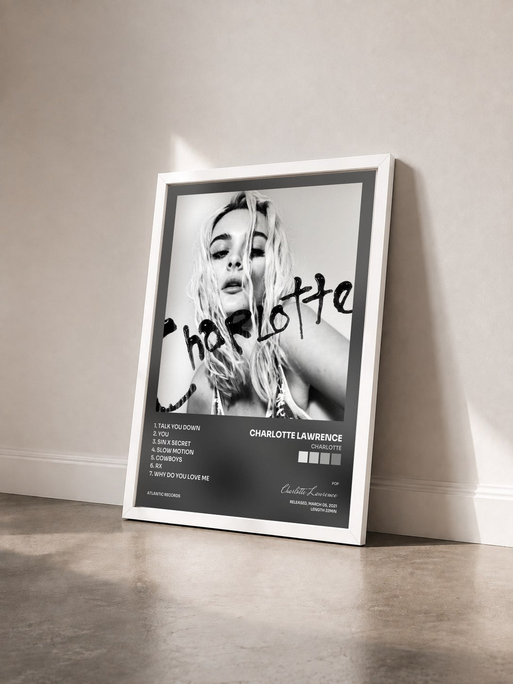 #blanc Tableau de l'album Charlotte de Charlotte Lawrence vu de trois quarts, cadre blanc