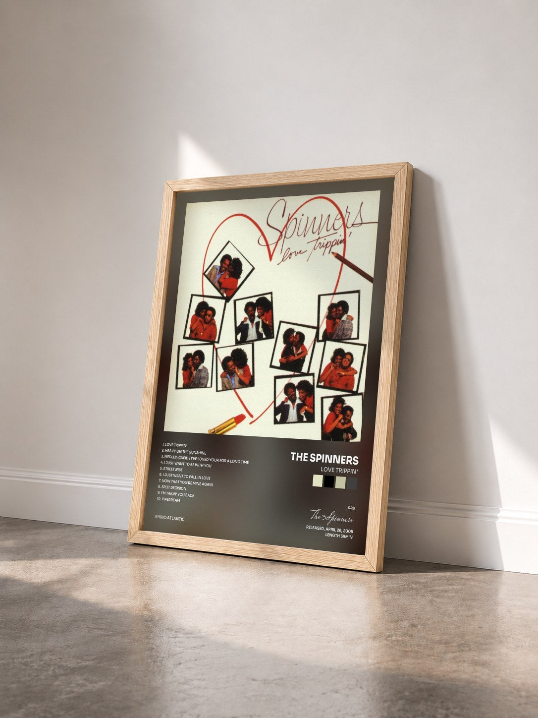 #bois Tableau de l'album Love Trippin' de The Spinners vu de trois quarts, cadre en bois brut