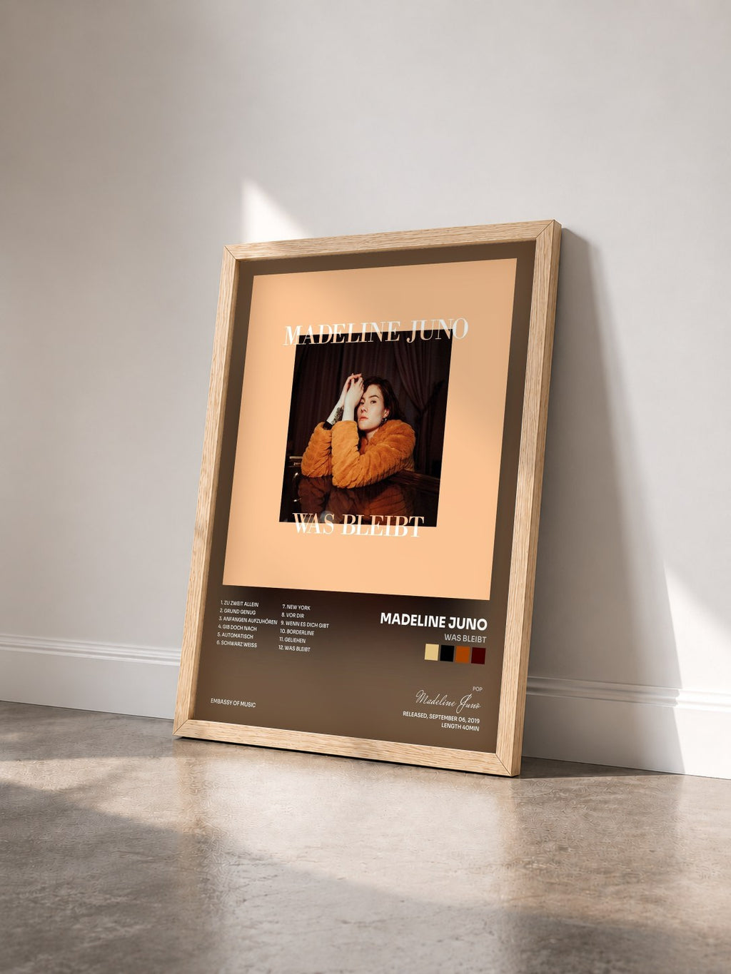 #bois Tableau de l'album Was bleibt de Madeline Juno vu de trois quarts, cadre en bois brut