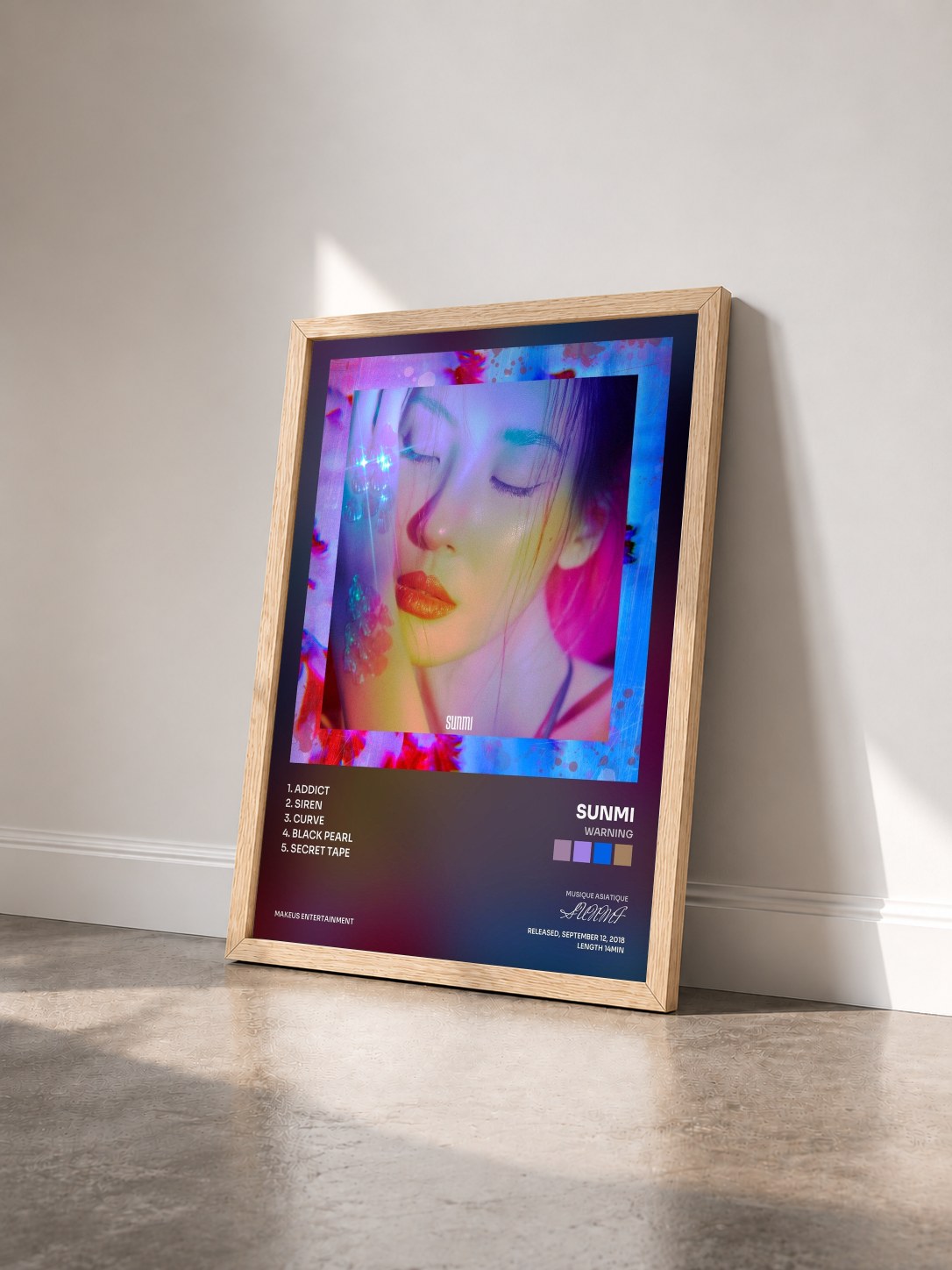 #bois Tableau de l'album WARNING de SUNMI vu de trois quarts, cadre en bois brut