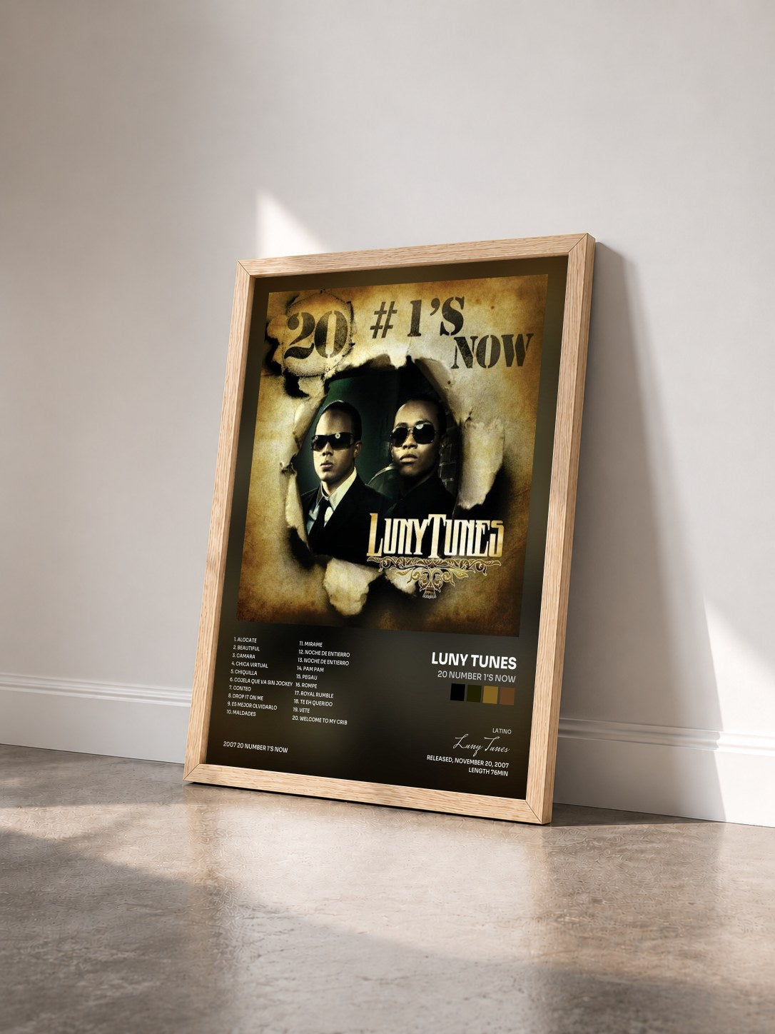 #bois Tableau de l'album 20 Number 1's Now de Luny Tunes vu de trois quarts, cadre en bois brut