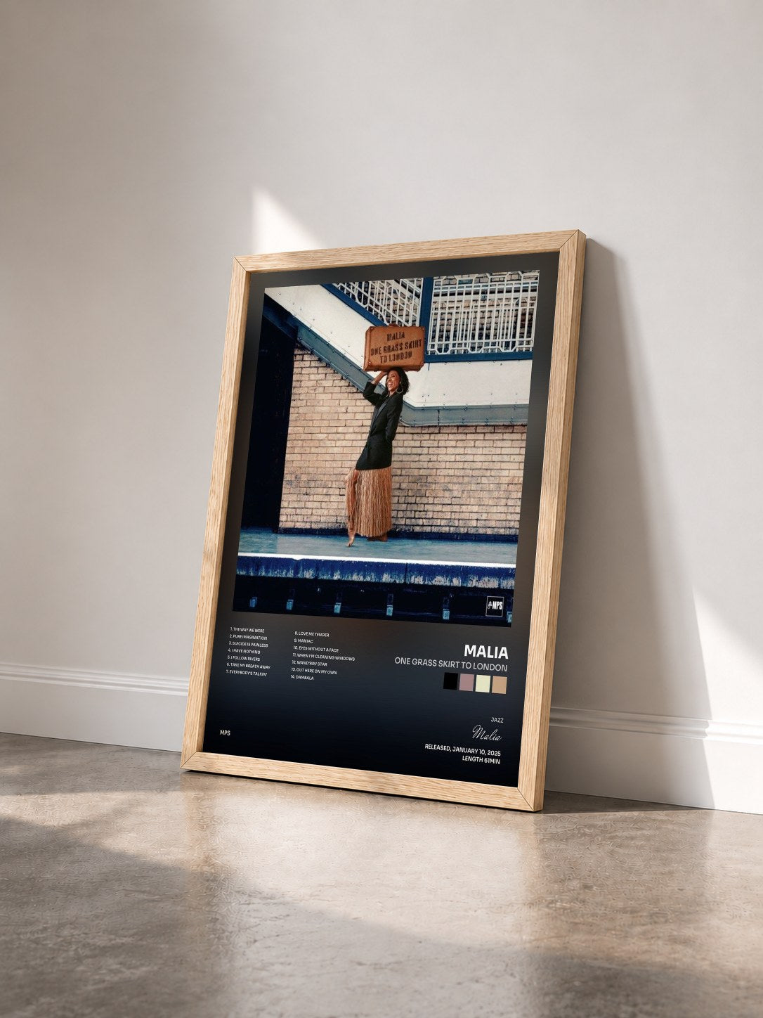 #bois Tableau de l'album One Grass Skirt to London de Malia vu de trois quarts, cadre en bois brut