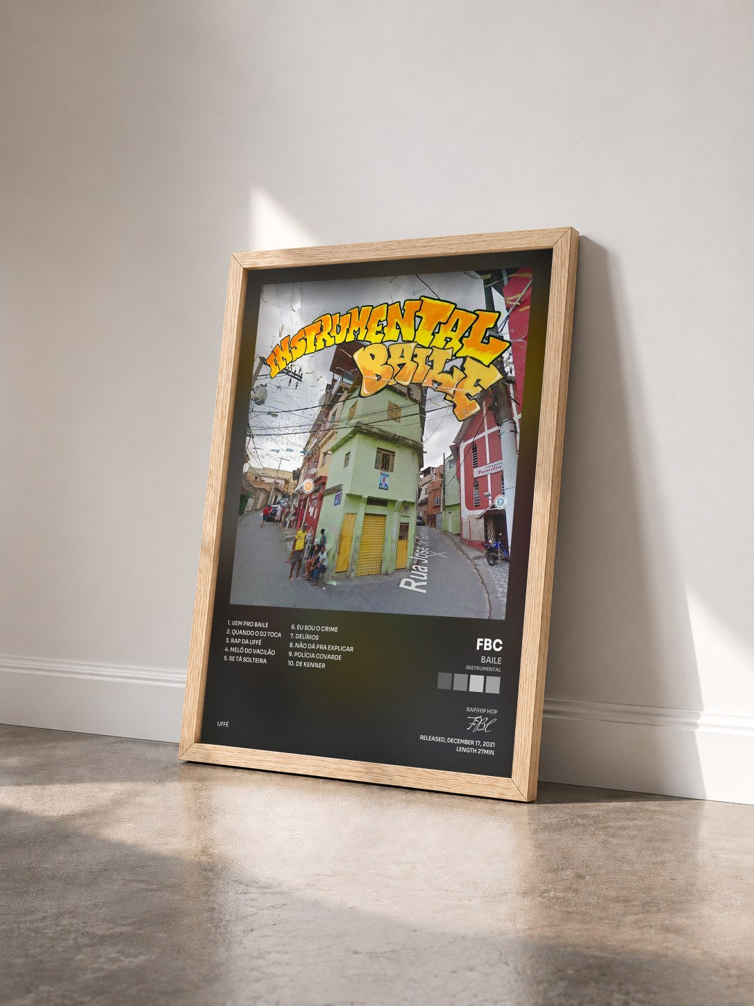 #bois Tableau de l'album Baile (Instrumental) de FBC vu de trois quarts, cadre en bois brut