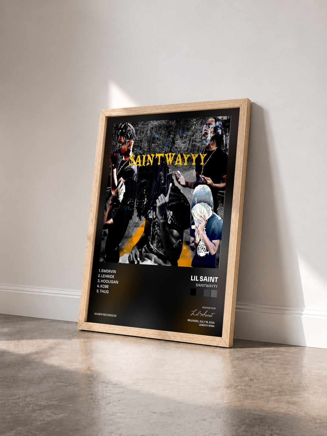#bois Tableau de l'album SAINTWAYYY de Lil Saint vu de trois quarts, cadre en bois brut