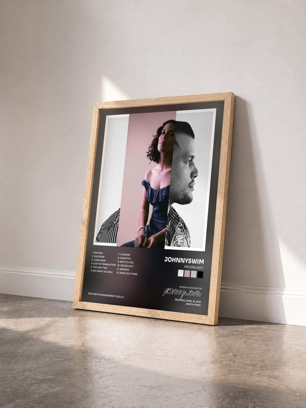 #bois Tableau de l'album Moonlight de JOHNNYSWIM vu de trois quarts, cadre en bois brut