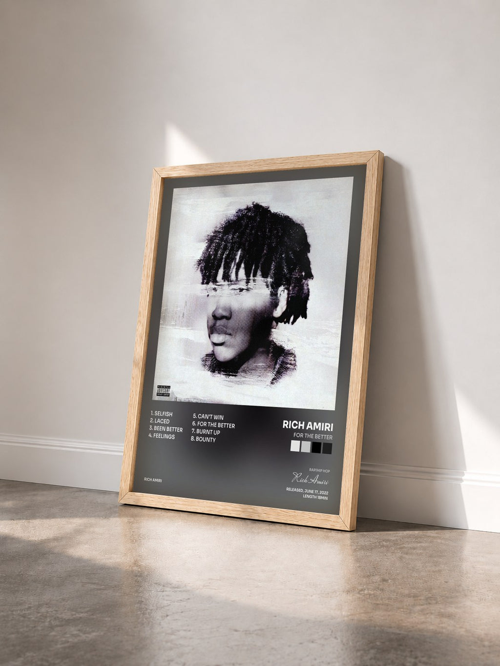 #bois Tableau de l'album For The Better de Rich Amiri vu de trois quarts, cadre en bois brut