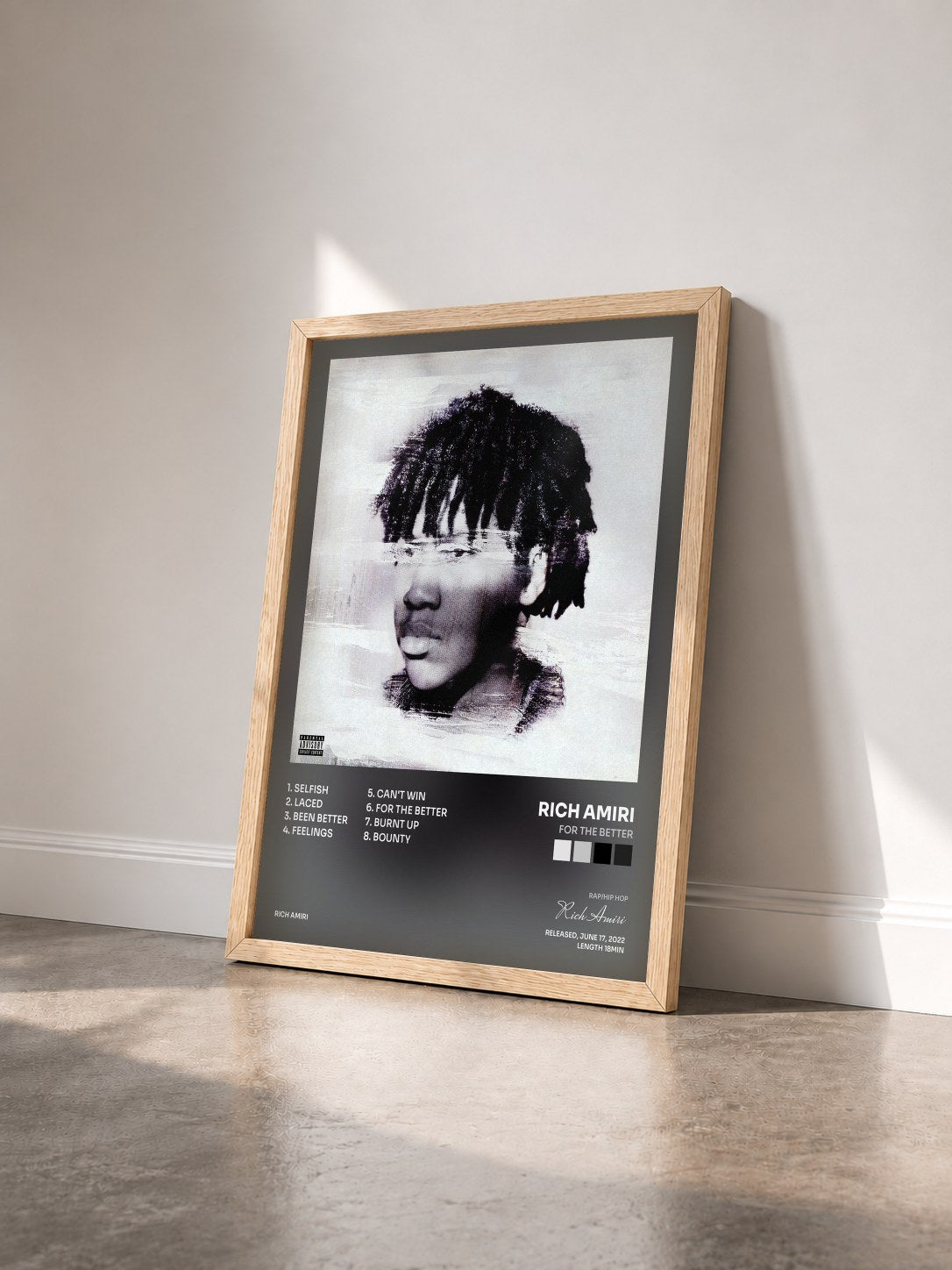 #bois Tableau de l'album For The Better de Rich Amiri vu de trois quarts, cadre en bois brut