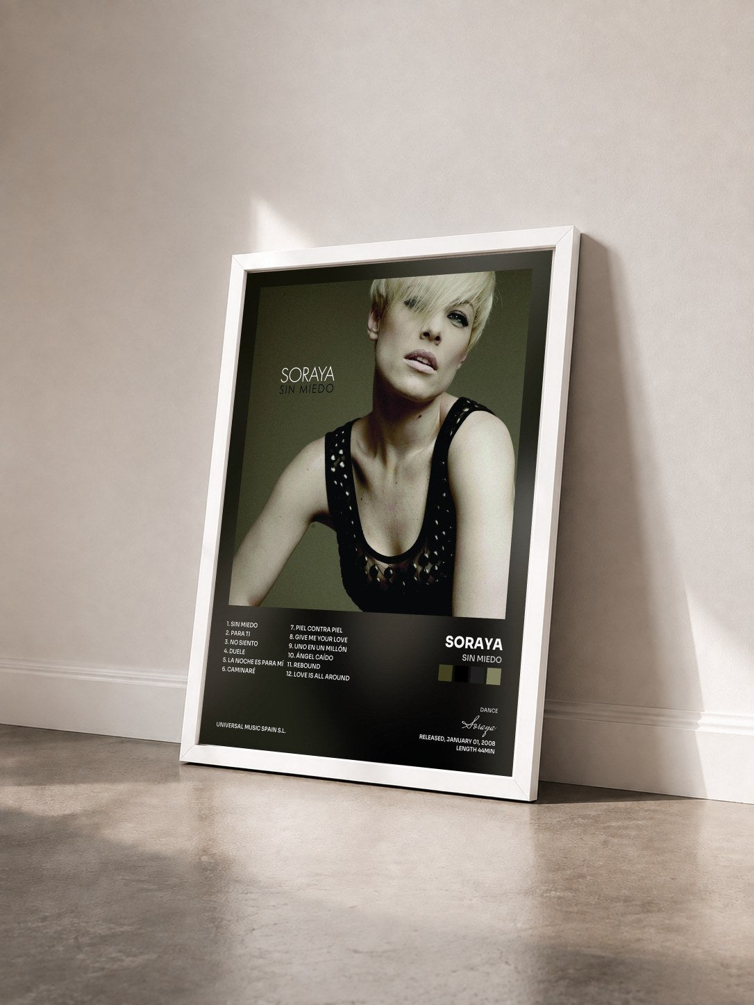 #blanc Tableau de l'album Sin Miedo de Soraya vu de trois quarts, cadre blanc