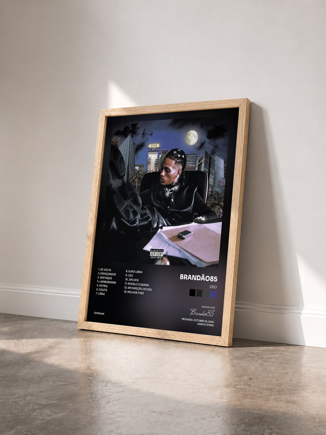 #bois Tableau de l'album CEO de Brandão85 vu de trois quarts, cadre en bois brut