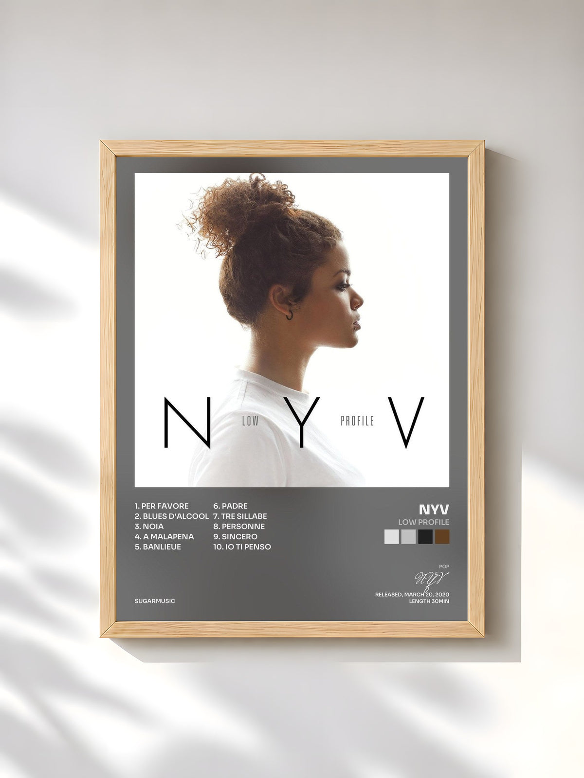 #bois Tableau de l'album Low Profile de NYV, cadre en bois brut, imprimé et encadré en France