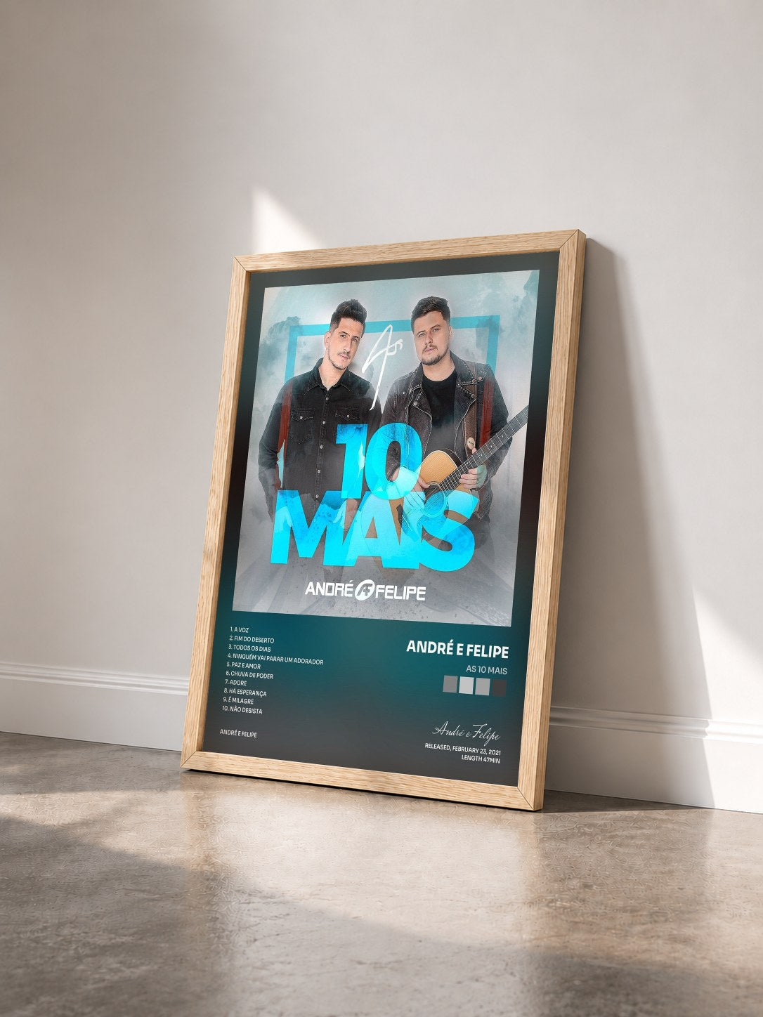 #bois Tableau de l'album As 10 Mais de André e Felipe vu de trois quarts, cadre en bois brut
