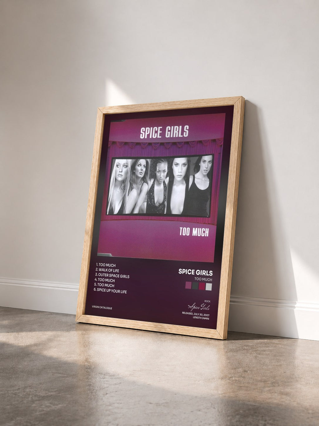 #bois Tableau de l'album Too Much de Spice Girls vu de trois quarts, cadre en bois brut