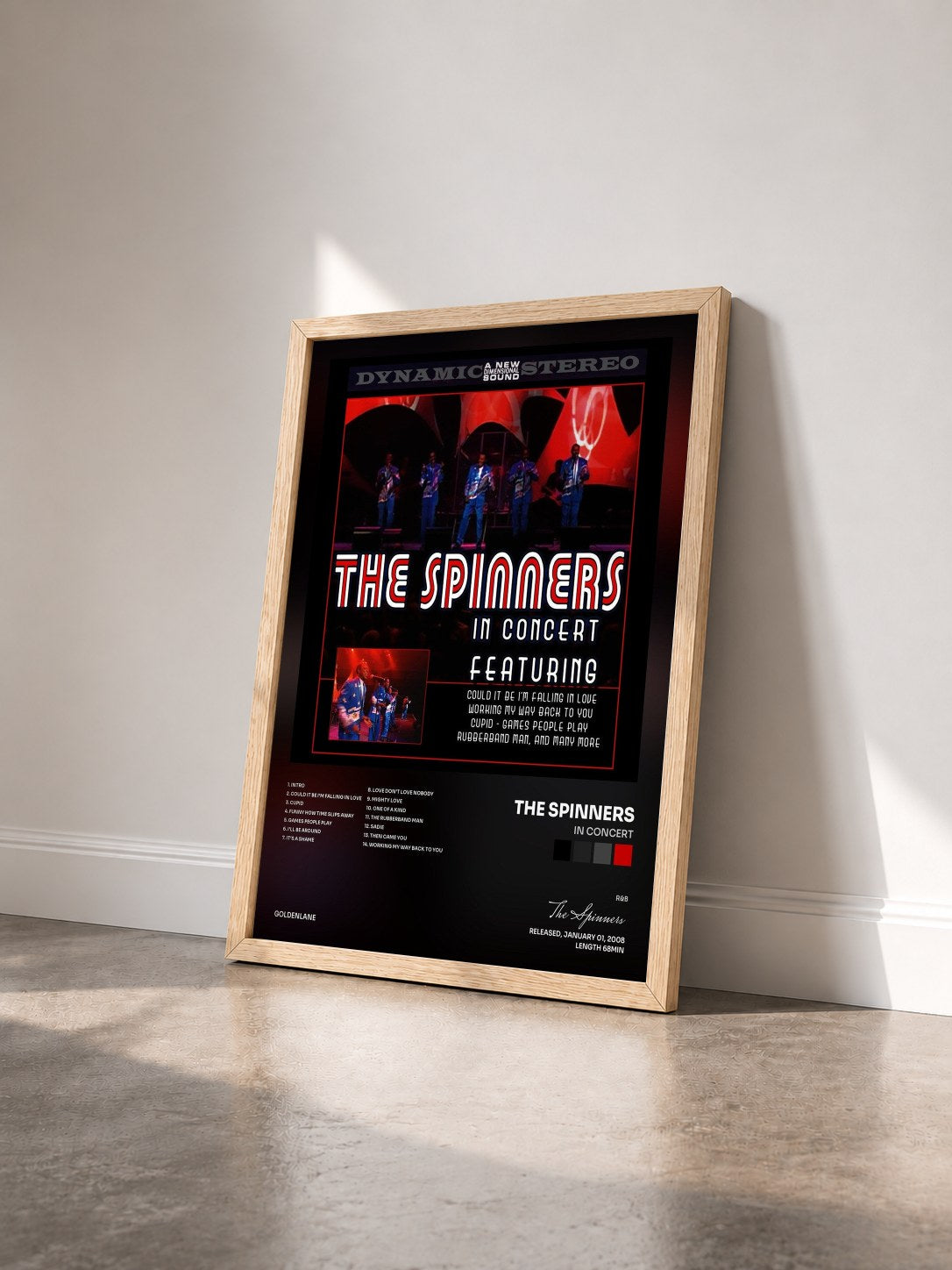 #bois Tableau de l'album In Concert de The Spinners vu de trois quarts, cadre en bois brut