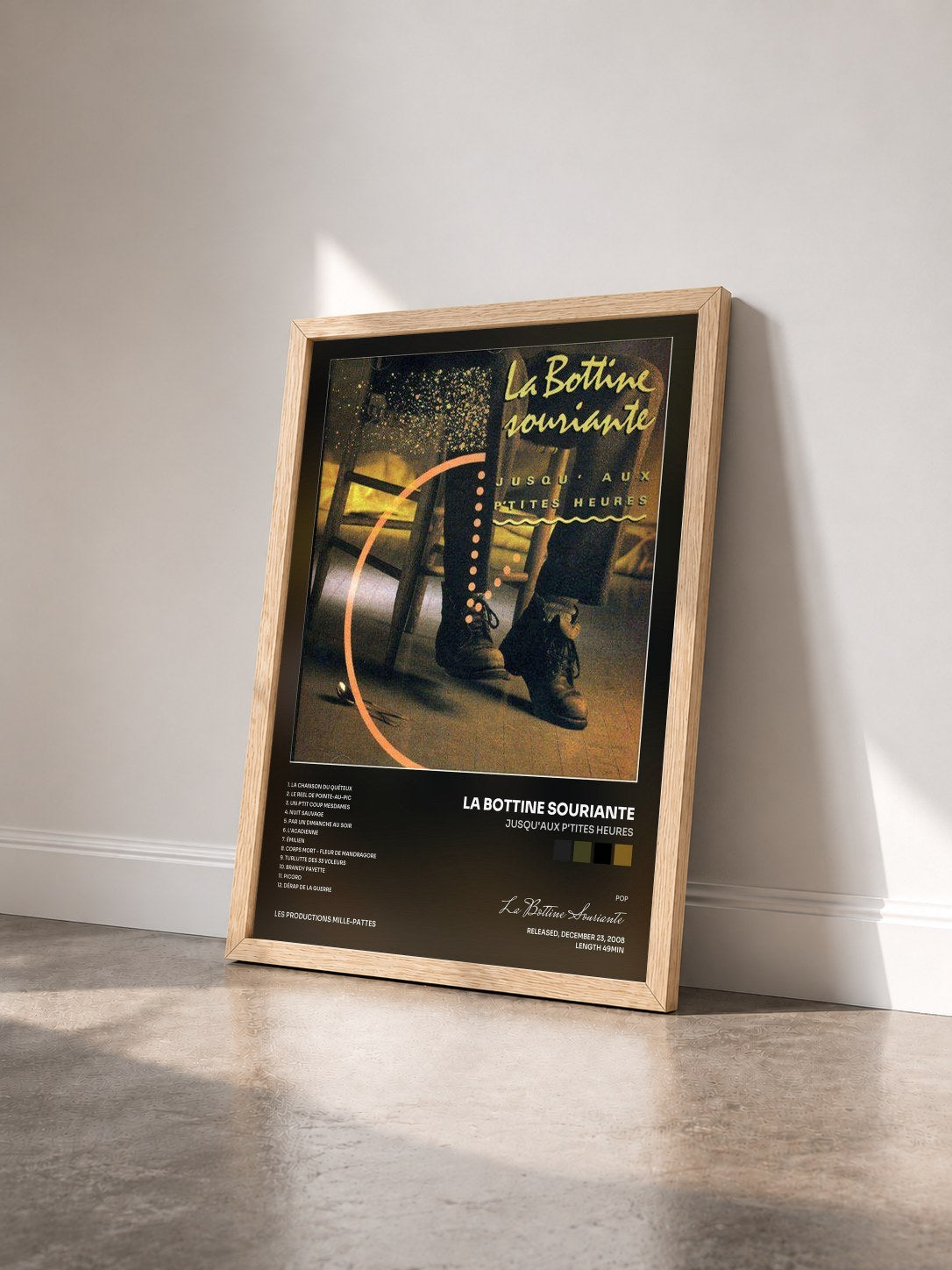 #bois Tableau de l'album Jusqu'aux p'tites heures de La Bottine Souriante vu de trois quarts, cadre en bois brut
