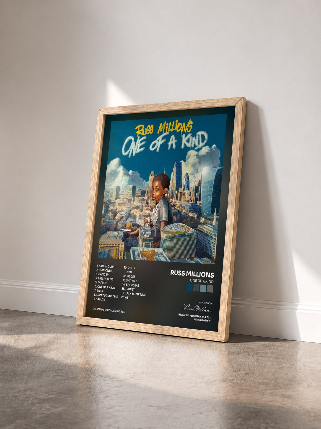 #bois Tableau de l'album One Of A Kind de Russ Millions vu de trois quarts, cadre en bois brut
