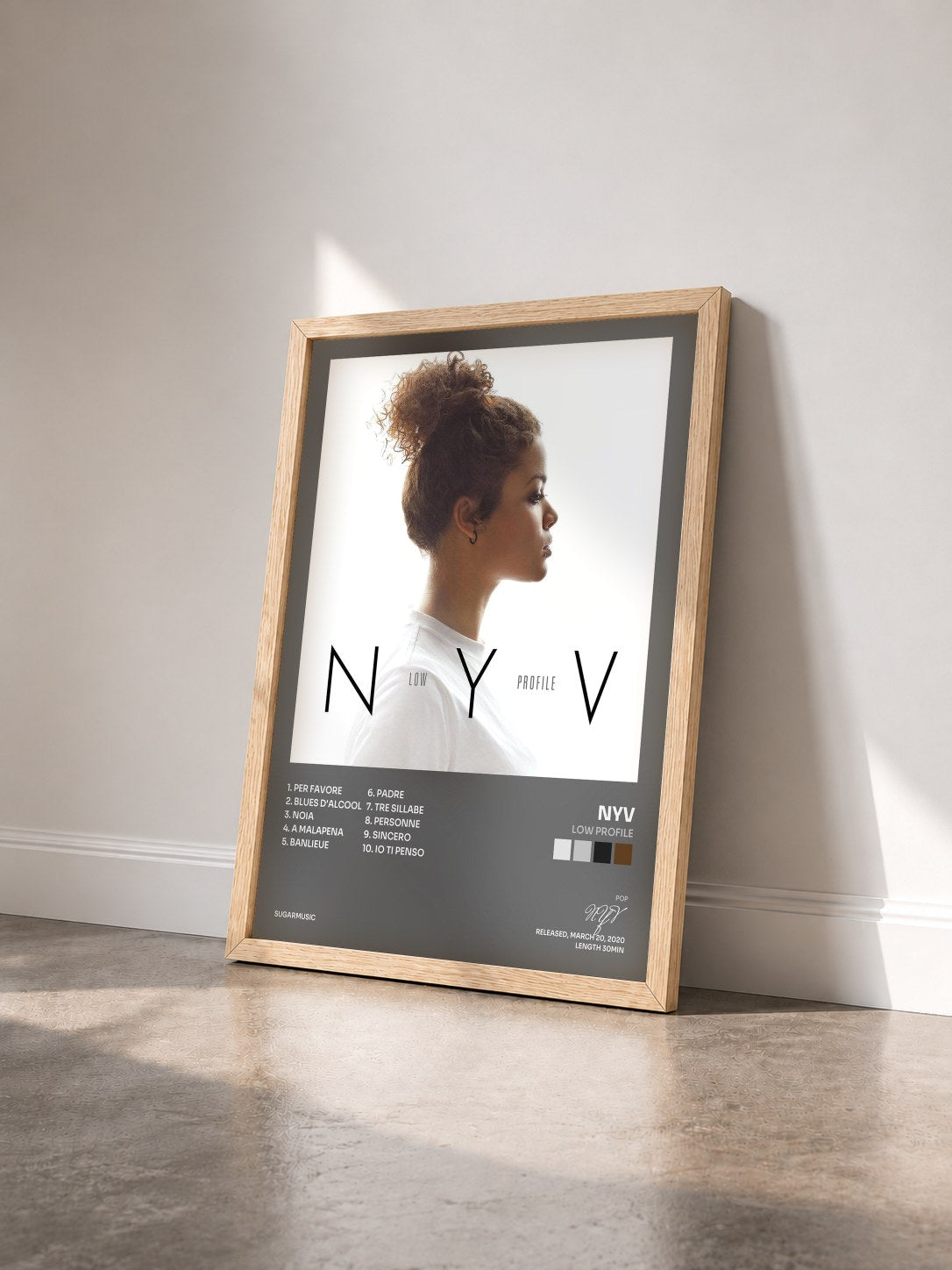 #bois Tableau de l'album Low Profile de NYV vu de trois quarts, cadre en bois brut