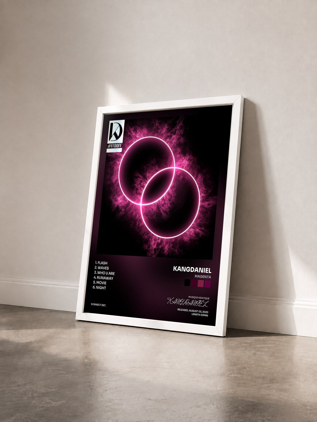 #blanc Tableau de l'album MAGENTA de KANGDANIEL vu de trois quarts, cadre blanc