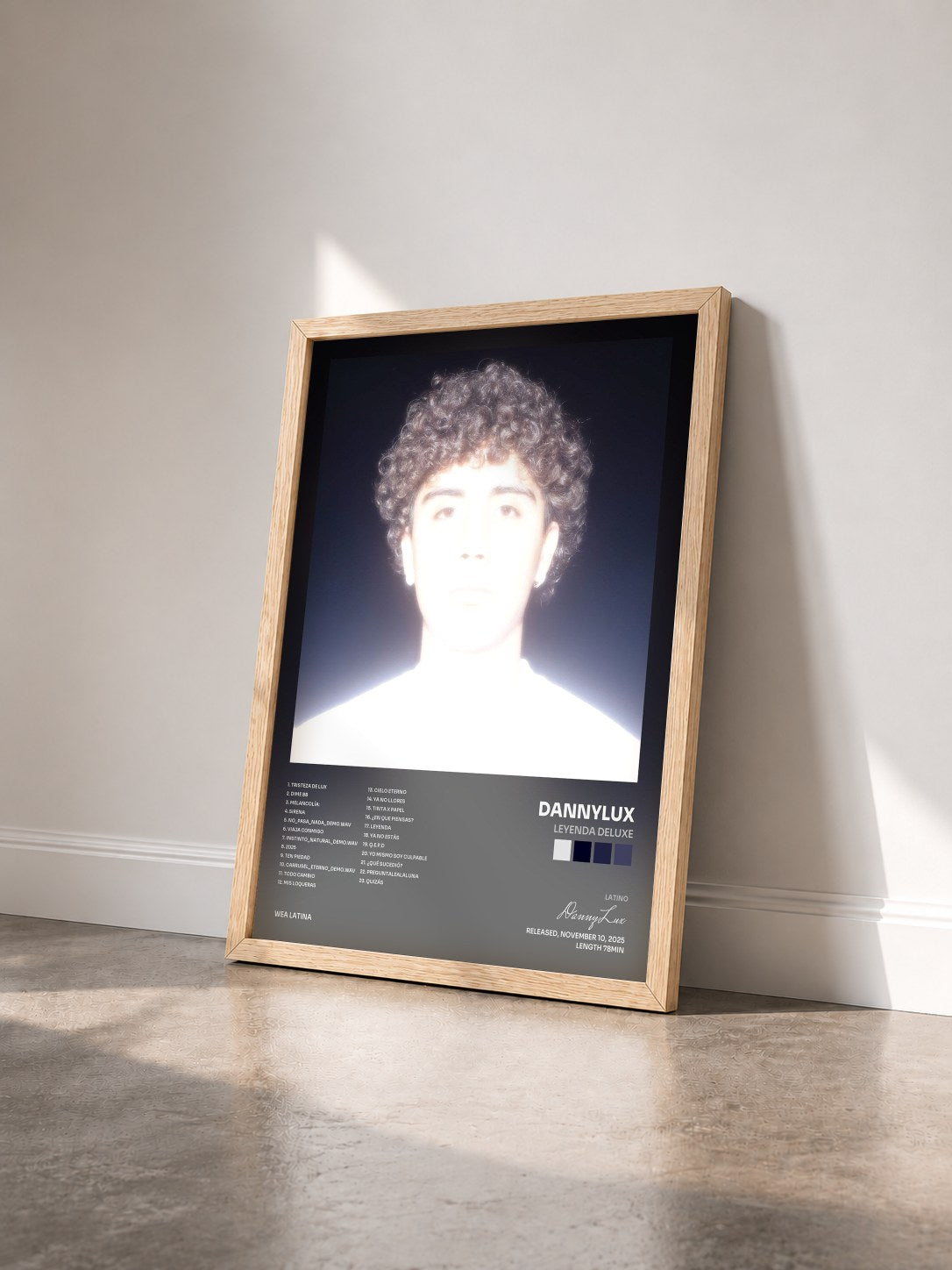 #bois Tableau de l'album LEYENDA DELUXE de DannyLux vu de trois quarts, cadre en bois brut