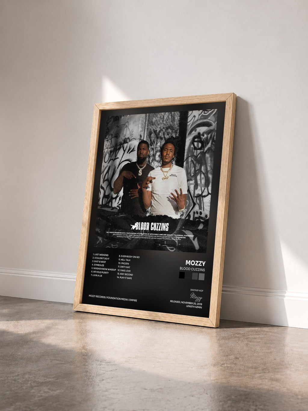 #bois Tableau de l'album Blood Cuzzins de Mozzy vu de trois quarts, cadre en bois brut