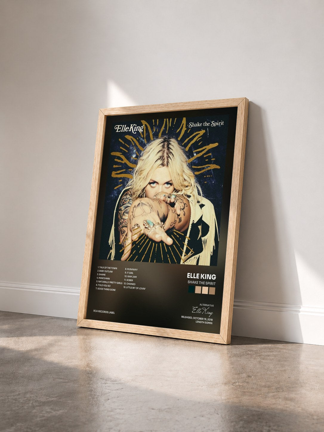 #bois Tableau de l'album Shake The Spirit de Elle King vu de trois quarts, cadre en bois brut