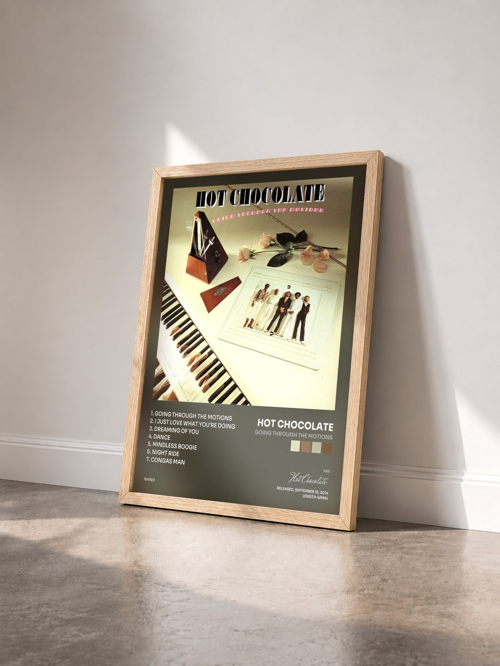#bois Tableau de l'album Going Through the Motions de Hot Chocolate vu de trois quarts, cadre en bois brut