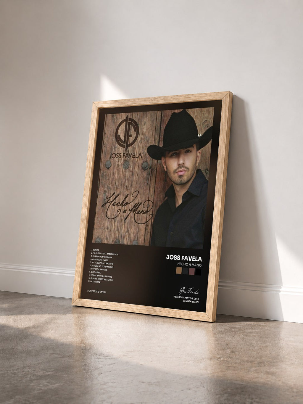 #bois Tableau de l'album Hecho a Mano de Joss Favela vu de trois quarts, cadre en bois brut