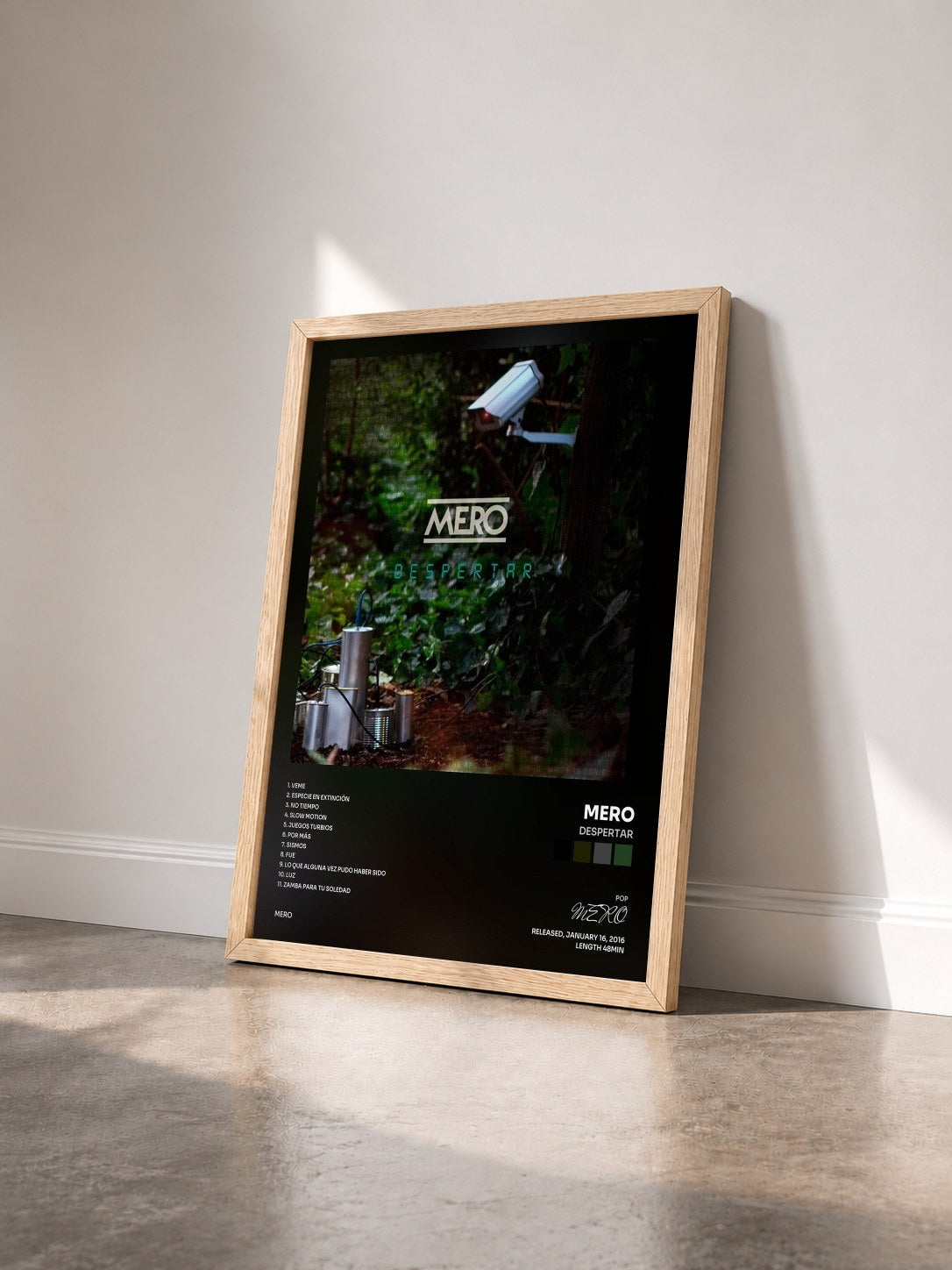 #bois Tableau de l'album Despertar de MERO vu de trois quarts, cadre en bois brut