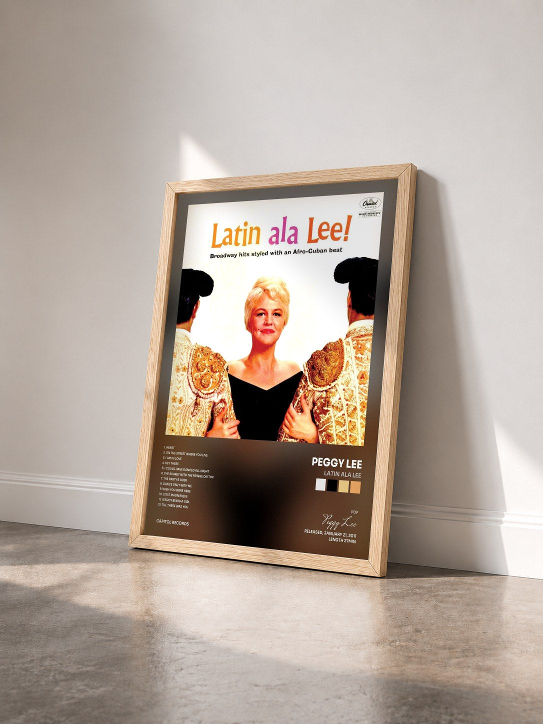 #bois Tableau de l'album Latin Ala Lee de Peggy Lee vu de trois quarts, cadre en bois brut
