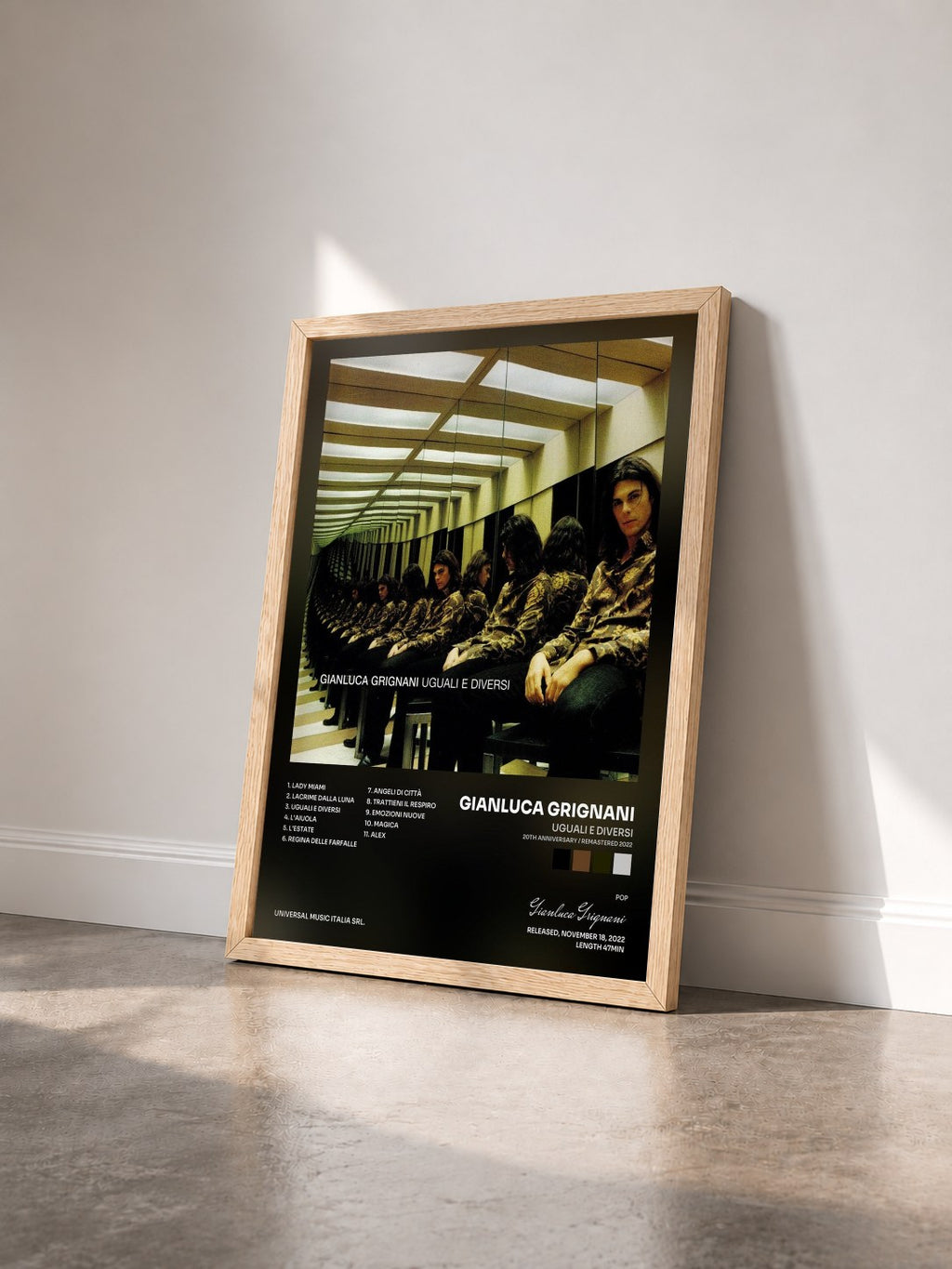 #bois Tableau de l'album Uguali E Diversi (20th Anniversary / Remastered 2022) de Gianluca Grignani vu de trois quarts, cadre en bois brut