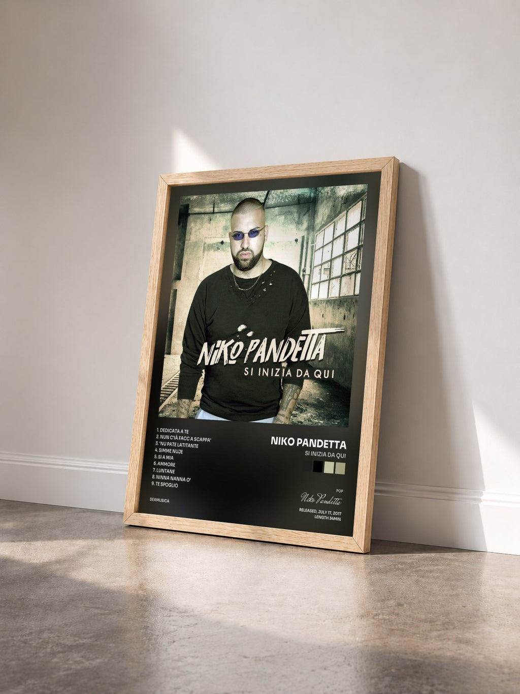 #bois Tableau de l'album Si inizia da qui de Niko Pandetta vu de trois quarts, cadre en bois brut