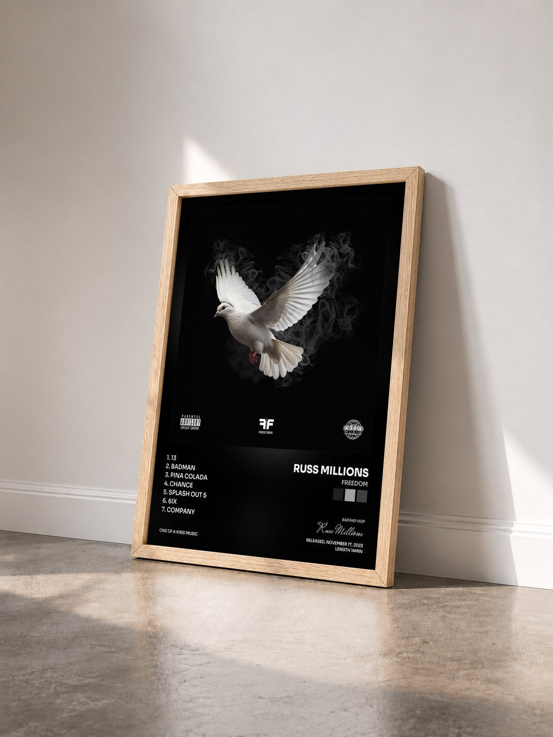#bois Tableau de l'album FREEDOM de Russ Millions vu de trois quarts, cadre en bois brut