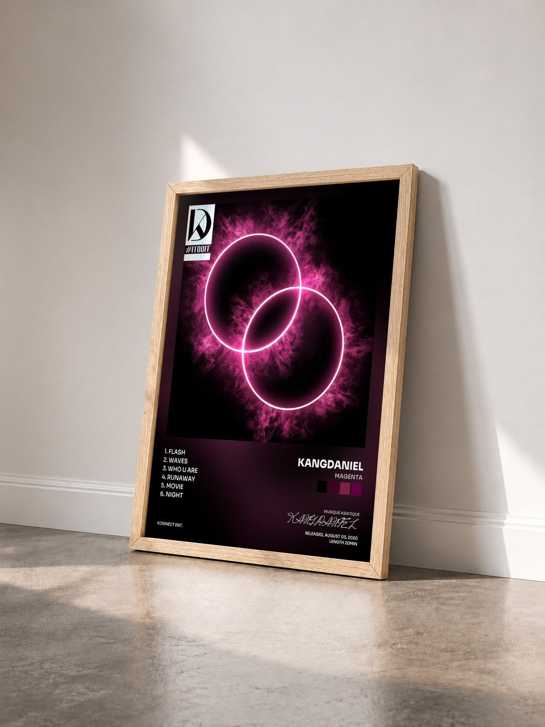#bois Tableau de l'album MAGENTA de KANGDANIEL vu de trois quarts, cadre en bois brut