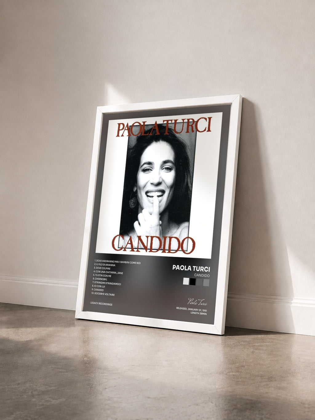 #blanc Tableau de l'album Candido de Paola Turci vu de trois quarts, cadre blanc