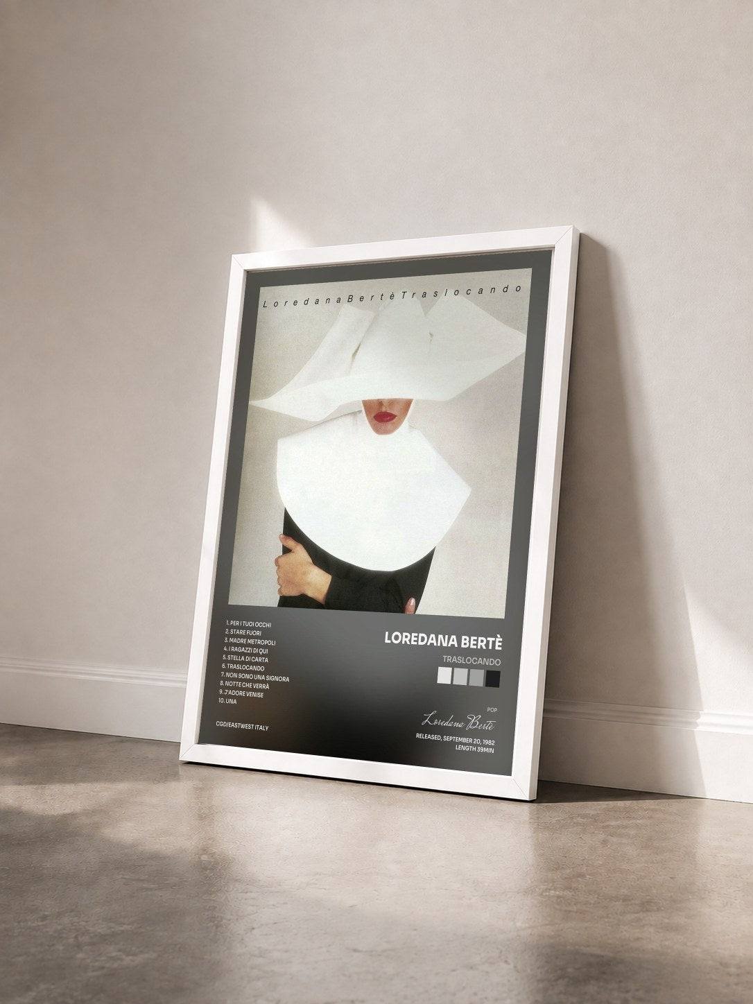 #blanc Tableau de l'album Traslocando de Loredana Bertè vu de trois quarts, cadre blanc