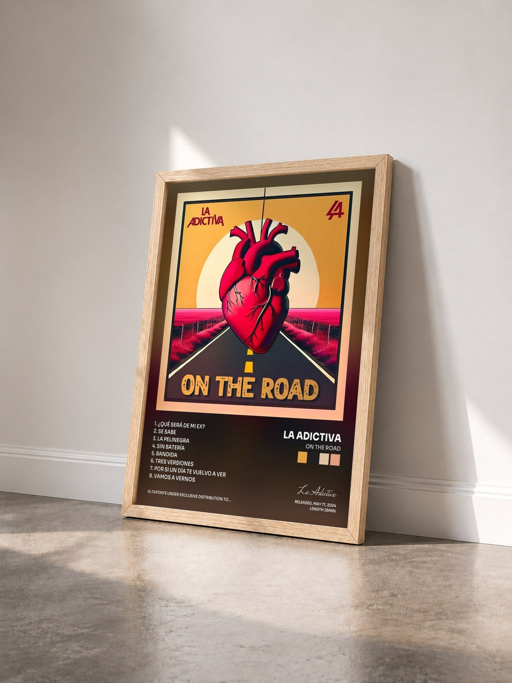 #bois Tableau de l'album On The Road de La Adictiva vu de trois quarts, cadre en bois brut
