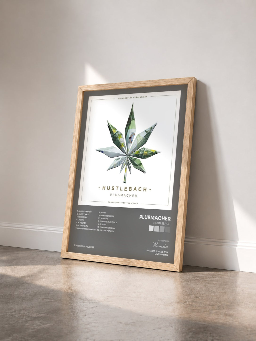 #bois Tableau de l'album Hustlebach de Plusmacher vu de trois quarts, cadre en bois brut