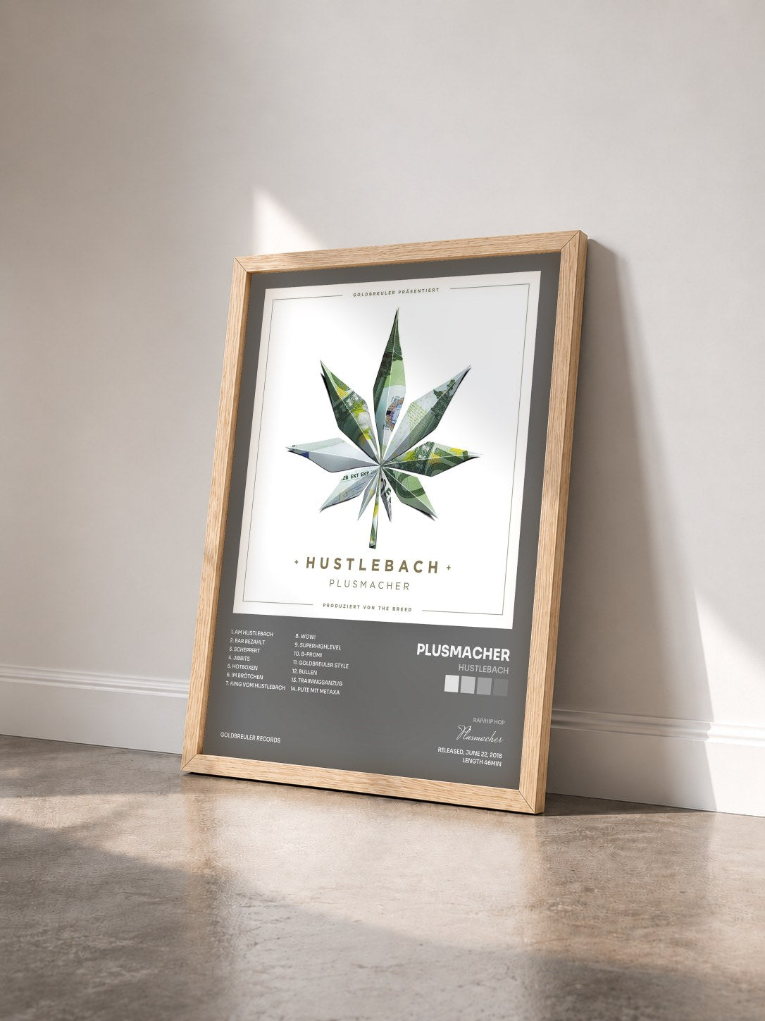 #bois Tableau de l'album Hustlebach de Plusmacher vu de trois quarts, cadre en bois brut