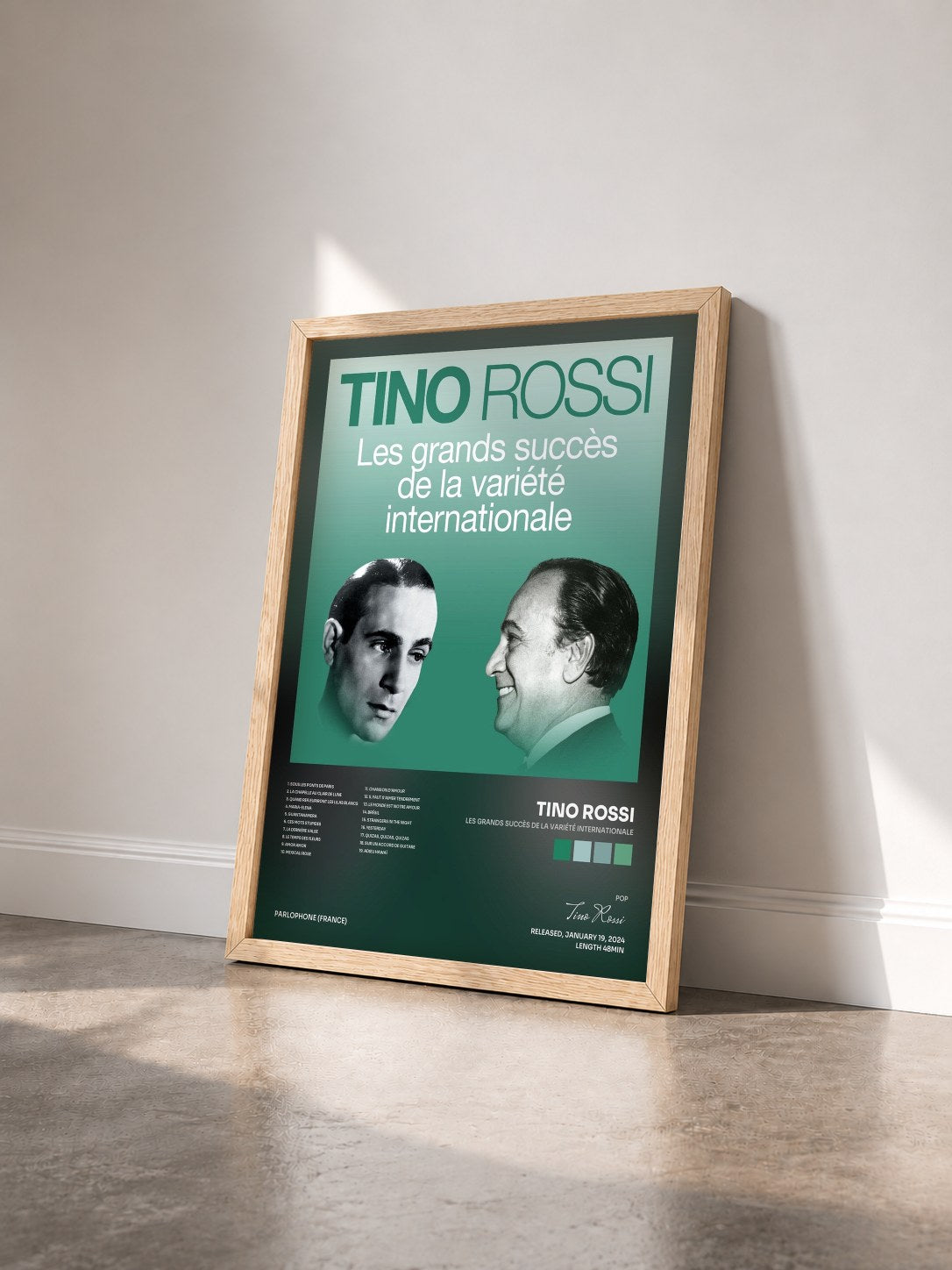 #bois Tableau de l'album Les grands succès de la variété internationale de Tino Rossi vu de trois quarts, cadre en bois brut