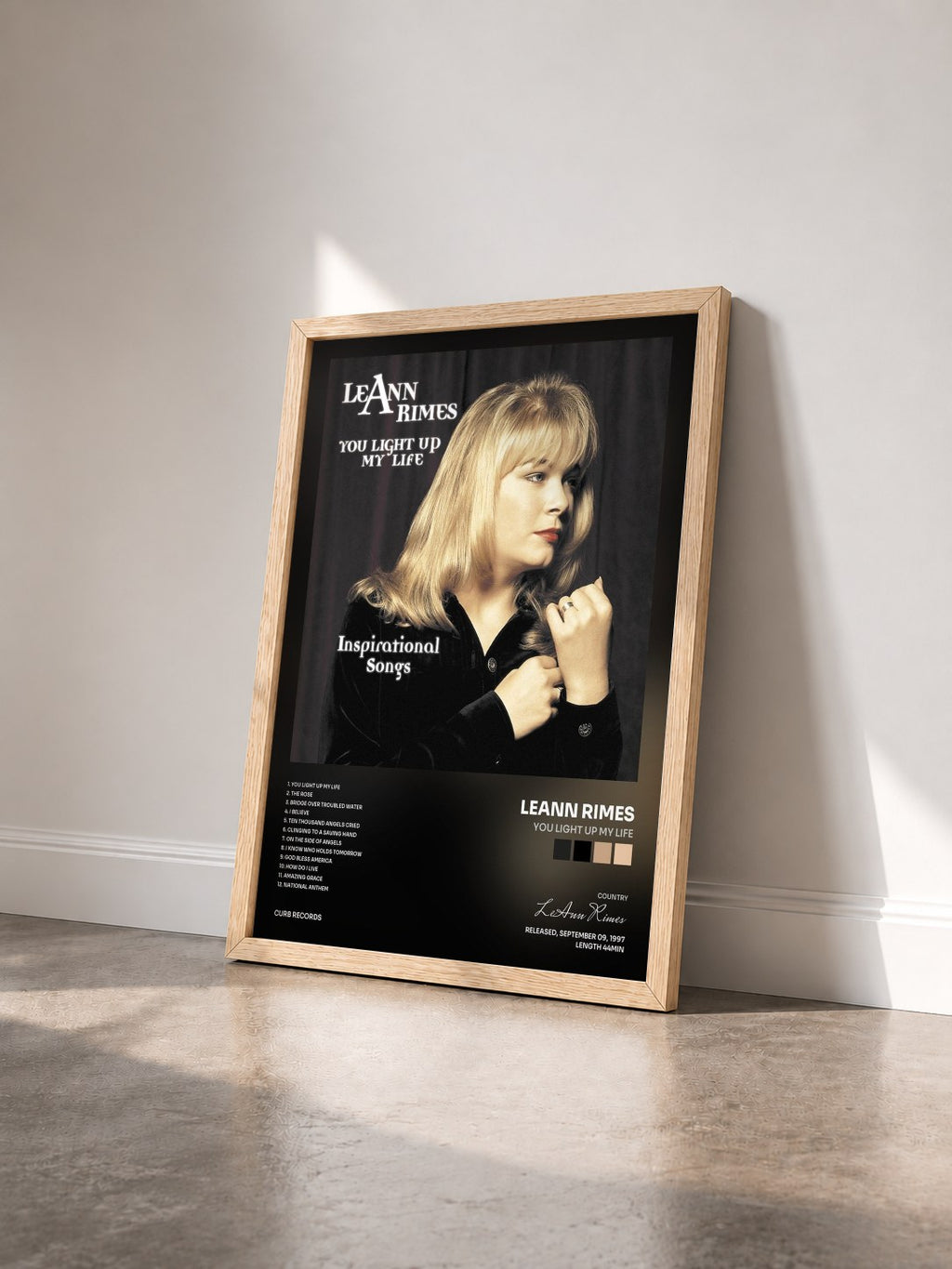 #bois Tableau de l'album You Light Up My Life de LeAnn Rimes vu de trois quarts, cadre en bois brut
