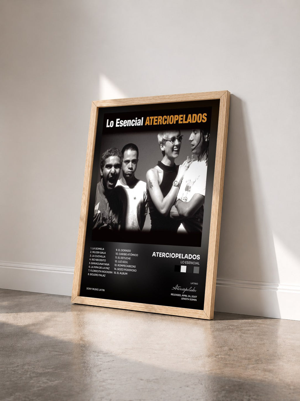 #bois Tableau de l'album Lo Esencial de Aterciopelados vu de trois quarts, cadre en bois brut