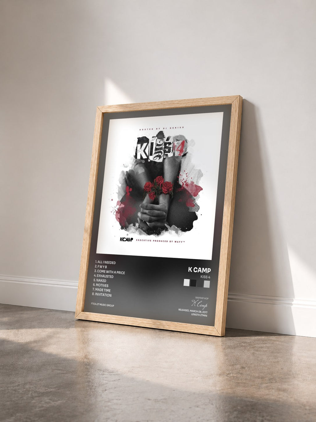 #bois Tableau de l'album Kiss 4 de K Camp vu de trois quarts, cadre en bois brut