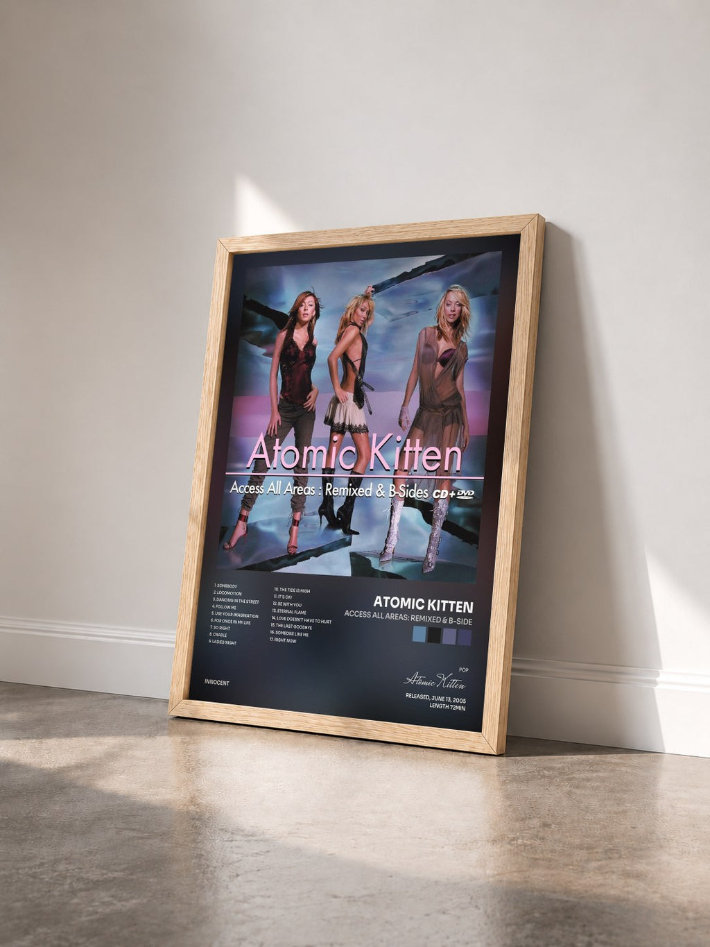 #bois Tableau de l'album Access All Areas: Remixed & B-Side de Atomic Kitten vu de trois quarts, cadre en bois brut