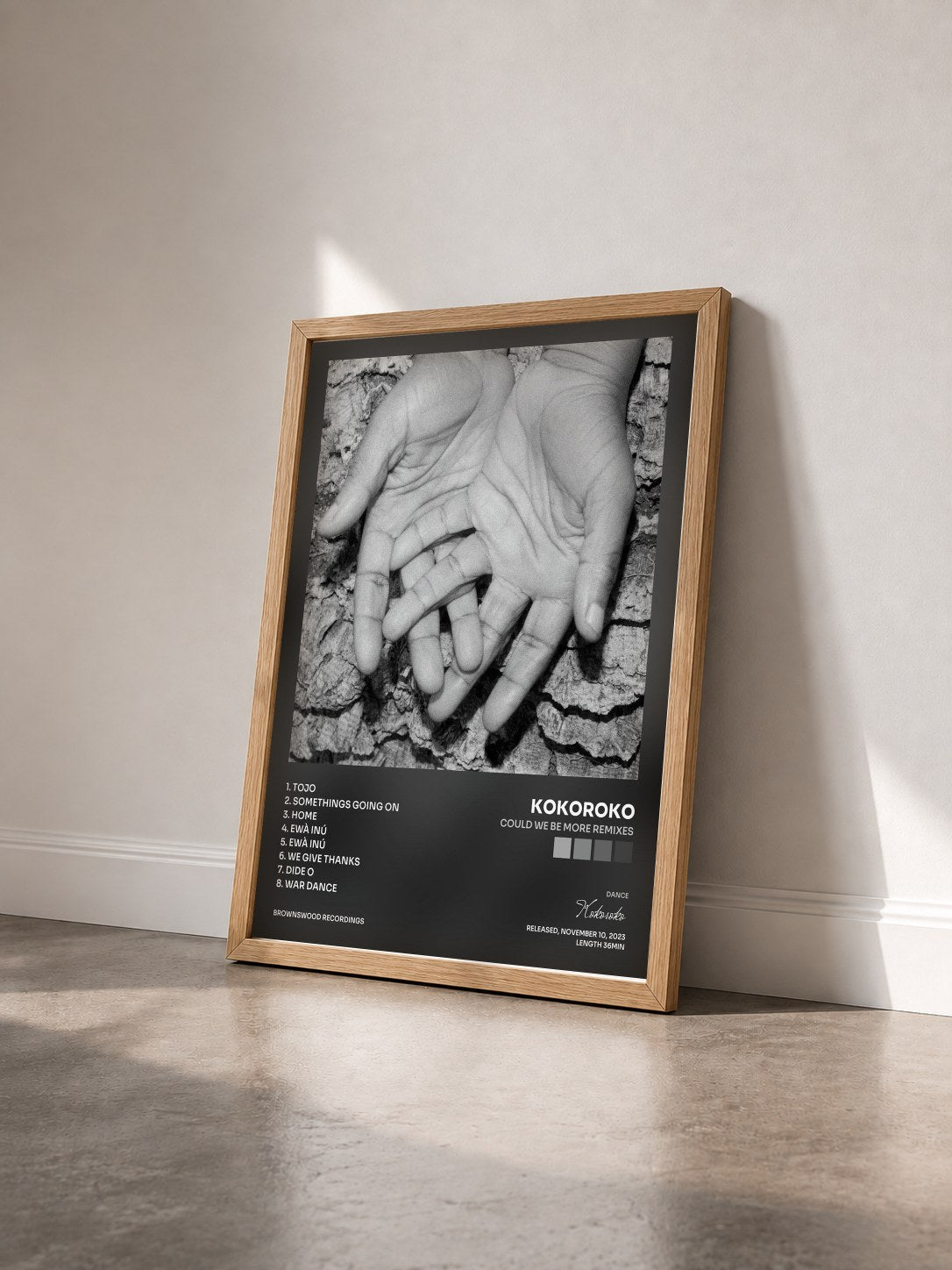 #bois Tableau de l'album Could We Be More Remixes de Kokoroko vu de trois quarts, cadre en bois brut