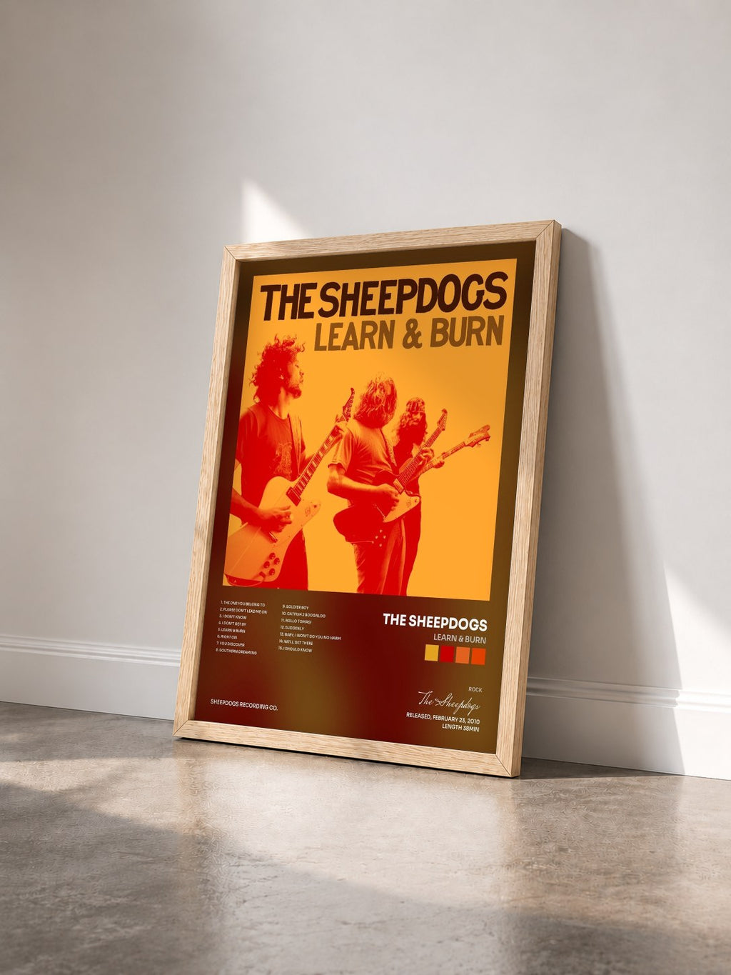 #bois Tableau de l'album Learn & Burn de The Sheepdogs vu de trois quarts, cadre en bois brut