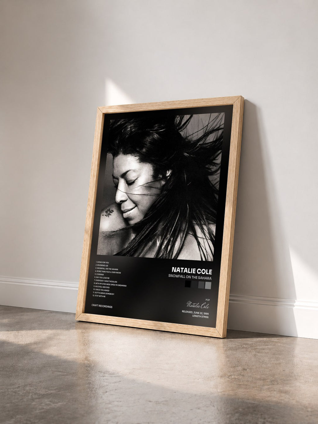 #bois Tableau de l'album Snowfall On The Sahara de Natalie Cole vu de trois quarts, cadre en bois brut