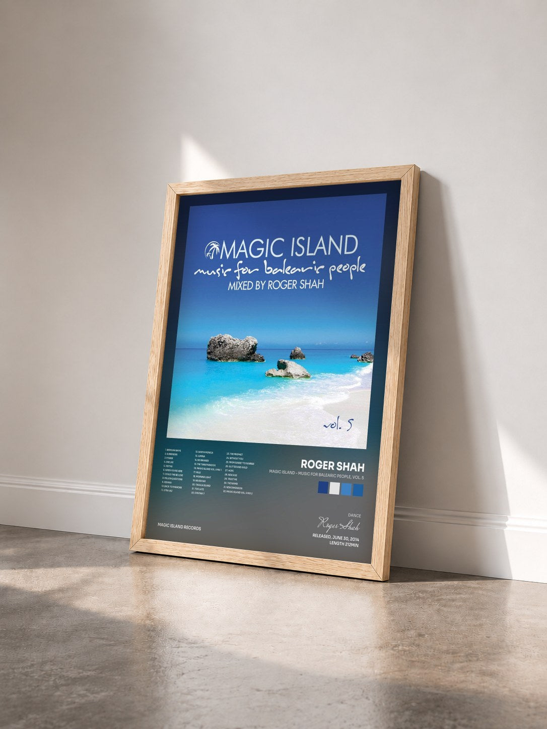 #bois Tableau de l'album Magic Island - Music for Balearic People, Vol. 5 de Roger Shah vu de trois quarts, cadre en bois brut