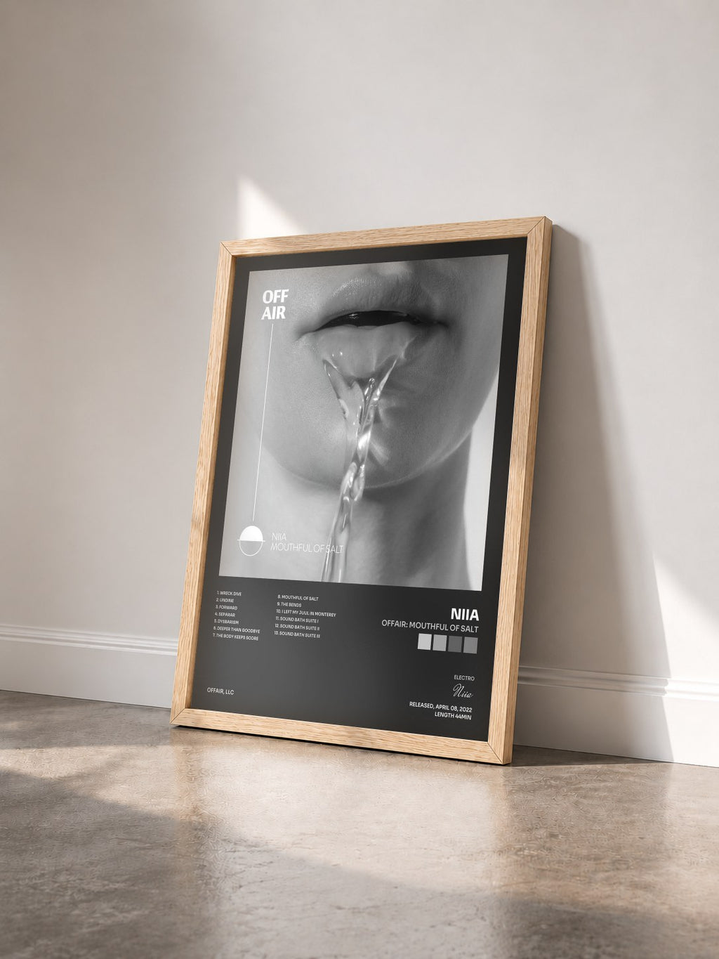 #bois Tableau de l'album OFFAIR: Mouthful of Salt de Niia vu de trois quarts, cadre en bois brut