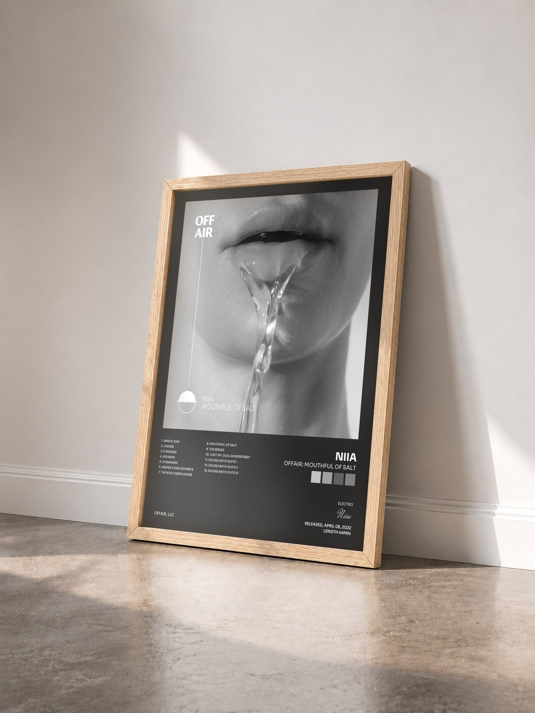 #bois Tableau de l'album OFFAIR: Mouthful of Salt de Niia vu de trois quarts, cadre en bois brut
